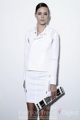 10. 2009年9月米蘭Gucci 2010春夏后臺上的弗萊婭-貝阿•埃里克森 (Freja Beha Erichsen)。 