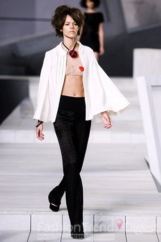 7. 2007年9月弗萊婭-貝阿•埃里克森 (Freja Beha Erichsen)參加2008春夏Marc Jacobs 時裝秀。 