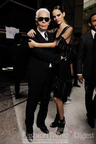 13. 2010年10月王子超模弗萊婭-貝阿•埃里克森 (Freja Beha Erichsen)與老佛爺（Karl Lagerfeld）親密合影，出現(xiàn)在2011春夏Chanel后臺(tái)。 