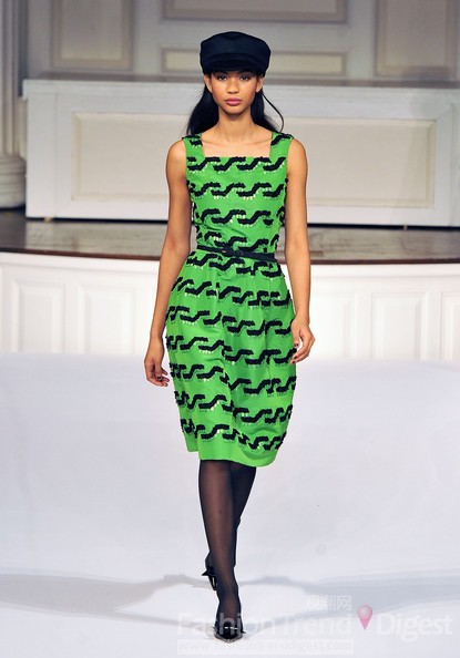 1.	Oscar de la Renta, 2011秋冬<br>
夏奈爾•伊曼 (Chanel Iman)在2011秋冬Oscar de la Renta秀場上大放異彩，這件綠色有著黑色亮片點(diǎn)綴的連衣裙、黑色矮跟鞋和一頂時(shí)髦的帽子共同打造出一位端莊而優(yōu)雅的女性。<br>
 