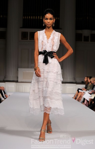2.	Oscar de la Renta, 2011春夏<br>
Oscar de la Renta非常喜歡夏奈爾•伊曼 (Chanel Iman)為它走秀，從夸張的造型到浪漫的女神范兒，她都能駕馭得相當完美，這件純白色的蕾絲裙和黑色蝴蝶結(jié)腰帶，對于夏奈爾•伊曼來說，是一個乖巧而安靜的女孩。<br>
 