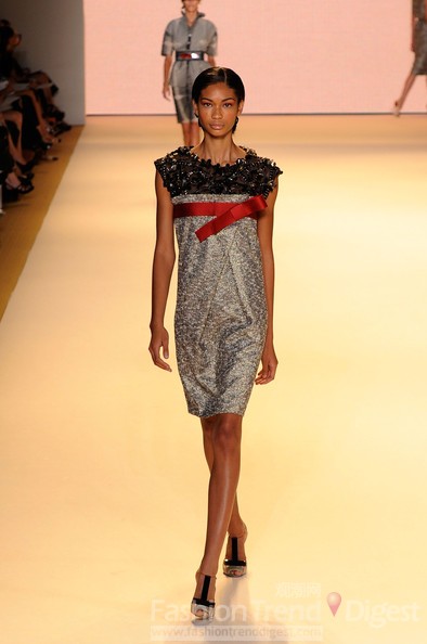 3.	Carolina Herrera, 2011春夏<br>
夏奈尔•伊曼 (Chanel Iman)在2011春夏Carolina Herrera秀场上展示处一个微妙的东方情结，一件银色刀鞘连衣裙上的黑色亮片，和红色的OBI和风腰带的点缀，唤起了我们对日本和服的向往。<br>
 