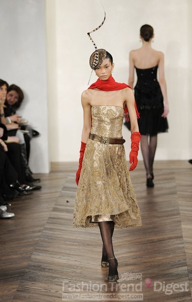 4.	Ralph Lauren, 2008秋冬<br>
2008秋冬Ralph Lauren秀場帶我們走進了一個充滿野性的旅行，夏奈爾•伊曼 (Chanel Iman)在狂放的西部之旅中算是最時髦的女孩了，一件銀色露肩晚禮服、紅手套、紅圍巾和羽毛頭飾則給人一種異域風情的奇思妙想。<br>
 