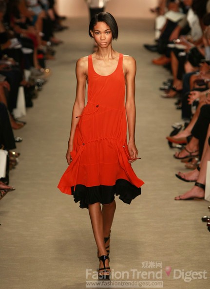 5.	Derek Lam, 2009春夏<br>
Derek Lam一直注重禮服的細節，該品牌選擇了夏奈爾•伊曼 (Chanel Iman)為其走秀，她完美地將一件黑色下擺的紅色連衣裙穿著得相當完美，再加上裸妝，讓整個造型更加美麗。<br>
 