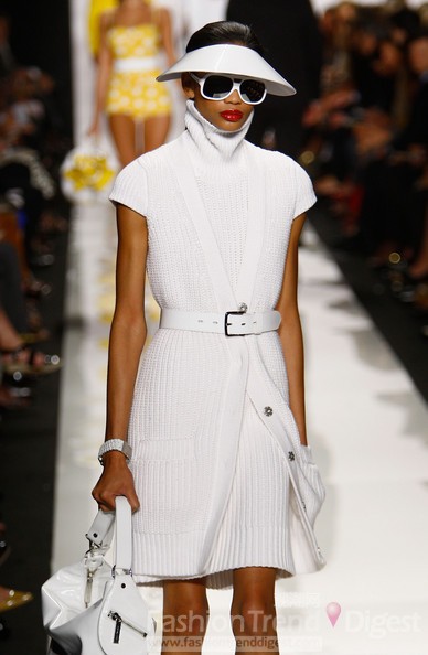 6.	Michael Kors, 2009春夏<br>
盡管夏奈爾•伊曼 (Chanel Iman)在2009年春夏Michael Kors秀場上穿著很多層，但是這個標準的白色針織裙絕對是最具有代表性的，所有的配飾都是白色的，加上一個白色腰帶、手提包、手表甚至是遮陽帽。<br>
 