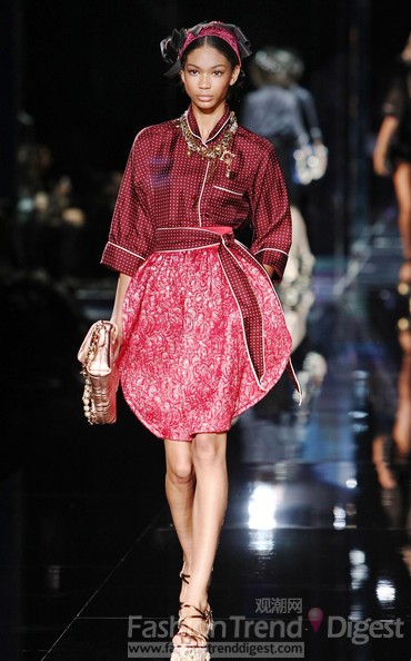 7.	Dolce & Gabbana, 2008春夏<br>
Dolce & Gabbana的兩位設(shè)計(jì)師同樣在2008年春夏選擇了夏奈爾•伊曼 (Chanel Iman)，鮮明的紅色格紋工裝和一件充滿(mǎn)喜慶的連衣裙，搭配一雙時(shí)髦的金色涼鞋，頭巾，項(xiàng)鏈必不可少，她在為野餐準(zhǔn)備。<br>
 