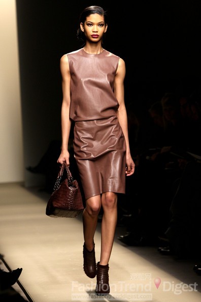 9.	Bottega Veneta, 2009秋冬<br>
為了突出該品牌的個性，2009秋冬Bottega Veneta選擇了夏奈爾•伊曼 (Chanel Iman)，灰褐色的皮革裙搭配一款高檔的鱷魚手袋，加上她那冷酷的的表情，別提有多酷了。<br>
 