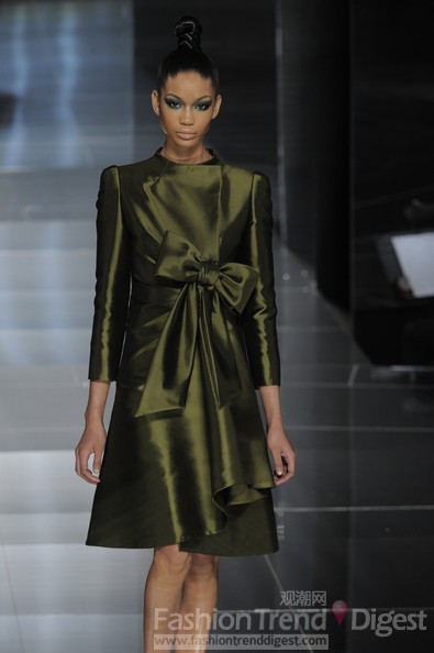 8.	Valentino Couture, 2009春夏<br>
高级时装夏奈尔•伊曼 (Chanel Iman)也同样可以驾驭得了，2009年春夏Valentino高定秀场上，她穿着一件豪华缎面的绿色大衣，戏剧性的眼妆和高髻，完美地演绎出高定时装的魅力。<br>
 