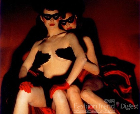 2. 時尚攝影師蓋•伯丁 (Guy Bourdin)在20世紀70年代所拍攝的一對同性戀，千萬不要被這個照片愚弄，因為這些女模特長的并不好看。 