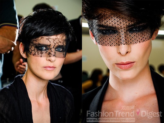 13. Chanel 2011年秋季高級時裝上的模特都用的蕾絲遮掩的造型。 