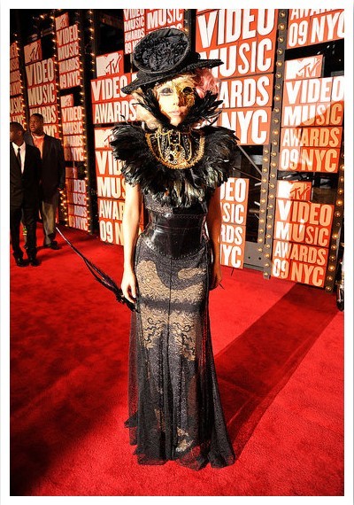 29. 2009年的Lady Gaga 就是一位哥特女神，羽毛、流蘇長裙和帽子搭在一起更像雕塑。 