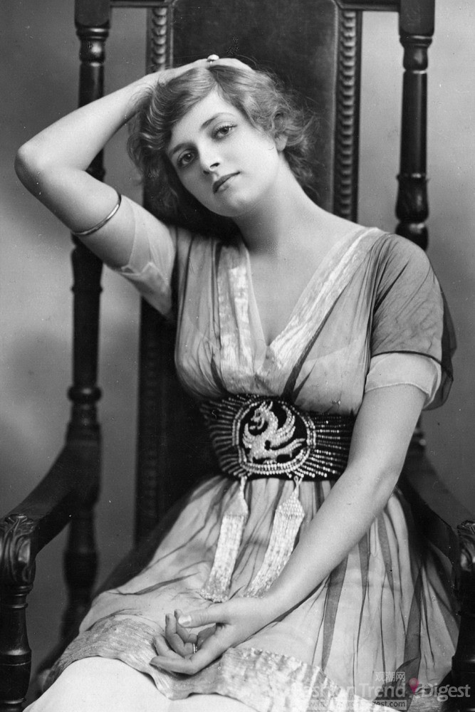 14. 格拉黛丝•库珀（Gladys Cooper）出生于1888年，她是一位爱德华时代的女演员，通过无声电影而被大家所熟知，并在40年代出现在多部电影中，包括Alfred Hitchcock导演的《作家的秘密》。 