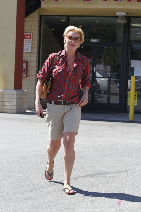 6. 雖說今年流行中性造型，但是凱瑟琳•海格爾 (Katherine Heigl)卻身著都是男士單品，一件男士款的紅色格紋T恤和五分褲，遠遠看上去還真像一個男人，并沒有剛柔并濟的美感。 