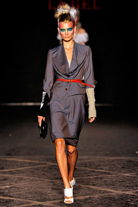 2. 經典英倫品牌Vivienne Westwood Red Label的作品充滿復古太空時代的設計風格，高聳入天的頭發尖塔、以及不規則如彩虹般的化妝，Vivienne Westwood 總讓人看懂設計就該是什么模樣。西裝顯得皺巴巴的，而內搭的毛衫也是一邊灰、一邊黑的袖子，在西太后戲謔、嫻熟的設計手法下，再加上油漆似的彩妝，端莊優雅的職場女性變成了叛逆的少女。 
