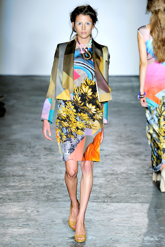 4. Basso&Brooke是來(lái)自巴西和英國(guó)的Bruno Bassox和 christopher Brooke合作完成的，他們混血后的作品散發(fā)出豐富的拉丁色彩，充滿戲劇效果并且趣味感十足。比如將彩色調(diào)色盤點(diǎn)西裝混搭印花裙，巧妙的運(yùn)用了印花混搭而產(chǎn)生強(qiáng)烈的視覺(jué)沖擊，為我們帶來(lái)一場(chǎng)屬于Basso&Brooke的印花盛宴。 