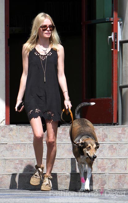 6. 私下里凱特•波茨沃斯 (Kate Bosworth)喜歡帶著她的愛犬出來溜溜，黑色背心裙并沒有錯(cuò)，只不過她選擇搭配一雙卡其色旅游鞋，搭配方法還真另類。 