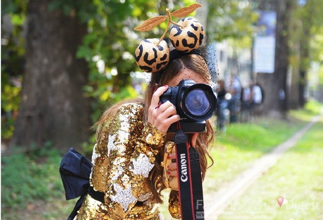 1. Anna Dello Russo穿著亮片外套，頂著豹紋櫻桃充當攝影師。 