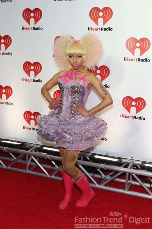2. 雷母二代基尼•米納什 (Nicki Minaj) 經常是紅毯上的搞怪明星，這次她同樣選擇了一件紫色小紗裙和粉色雨靴，塑造出一個芭比娃娃的造型。 