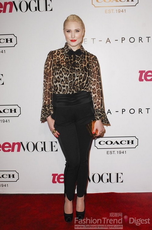 10. Hayley Hasselhoff將豹紋襯衫搭配黑色高腰褲，雖然穿著上沒有出錯，但是她的身材并不適合這種造型。 
