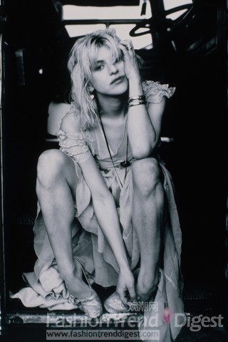 6. 科特尼•洛夫 (Courtney Love)<br>
科特尼•洛夫 (Courtney Love) 是来自美国的摇滚乐艺人，同时也曾是金球奖提名的女演员。她的出名不仅仅因为她曾是另类摇滚乐队Hole（已解散）的主唱和作词写曲人，也因为她是著名摇滚乐队Nirvana的主唱Kurt Cobain的老婆。 滚石乐队也称Love是摇滚史上最具争议性的女人。事实仍然是科特尼•洛夫 (Courtney Love)大量吸食海洛因、酗酒，经过94年的丈夫自杀事件后，科特尼•洛夫 (Courtney Love)相反在音乐创作上灵感频频，由Hole乐队主唱转变变成时尚缪斯。<br>
 