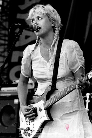 7. Kat Bjelland<br>
你可以对科特尼•洛夫 (Courtney Love)有争议，但是这个时代无法复制科特尼•洛夫 (Courtney Love)，Kat Bjelland便是其中之一。在Bjelland中率先成名，90年代她成为Babes In Toyland“玩具城宝宝”乐队的吉他手，获得了不小的成功，她与贝斯手毛莉•荷曼( Maureen Herman)和鼓手劳丽•巴勃罗( Lorie Barbero)制造出让人窒息的节奏。在出了两张专辑和两张EP后，这支纯女子三人乐队还是坚持着女性摇滚(但并不一定是女权主义摇滚)的路线。Hole的柯尼•拉芙((Courtney Love)都曾加入过该乐队。<br>
 