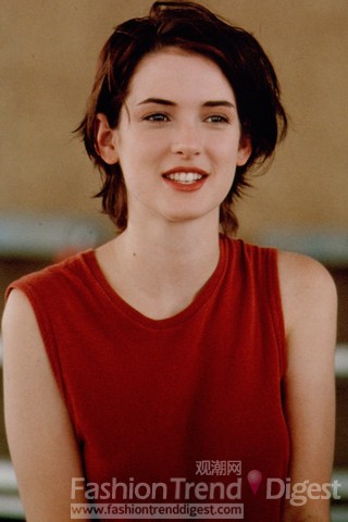 12. 威诺纳•赖德（Winona Ryder）<br>
在好莱坞众多女星中，要在不同时期获得伟大导演的赏识实属不易，但薇诺娜却可以获得不同领域导演的一致赞赏，不管是喜剧、科幻、恐怖、或是使坏，薇诺娜•瑞德都在用尽全力，努力的扮演一个女演员的角色。威诺纳•赖德（Winona Ryder）的父母是60年代的嬉皮士——热爱自由，反对主流文化。是介于'垮掉的一代'与嬉皮士之间”的人物，他们不是那种堕落的嬉皮士，而是有创造精神的嬉皮士。在1990年，她尝试了一个颠覆女孩的造型，但是可悲的是许多想要成为威诺纳的粉丝们成为她在剧中《Reality Bites》发型的受害者，不论如何，与约翰尼•德普 (Johnny Depp)约会的威诺纳•赖德变得更加酷了，特别是白皙的肌肤和精灵的脸型，简直太完美了。<br>
 