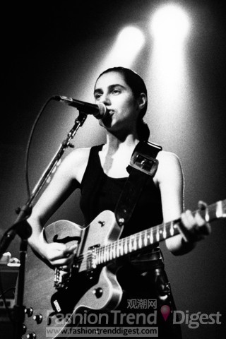 14. 波莉•简•哈维（PJ Harvey）<br>
英格兰诞生了波莉•简•哈维（PJ Harvey），在最早的专辑Dry and Rid of Me，封面黑白的P J甩动着头上湿漉漉的长发如舞蹈中的枯枝，而她的迷幻和略带轻蔑的眼神正视着前方，整盘专辑阴暗，晦涩，狂暴不安，在To Bring You My Love的专辑封面上，她惨白地仰卧在水中，闭着眼睛，犹如一具浮尸。被大家成为朋克公主，几年后她摇身一变，不再是狂暴的造型，妩媚而性感，正如他的同行Björk，波莉•简•哈维（PJ Harvey）并列为流行音乐圈中三大女权主义者。<br>
 