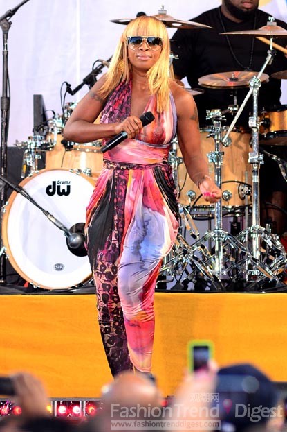 3. 舞臺上的瑪麗布萊姬(Mary J. Blige)選擇了一件彩色印花的連衣褲，不過五顏六色的顏色讓人感覺十分難看，特別是穿在她黝黑的肌膚上。 