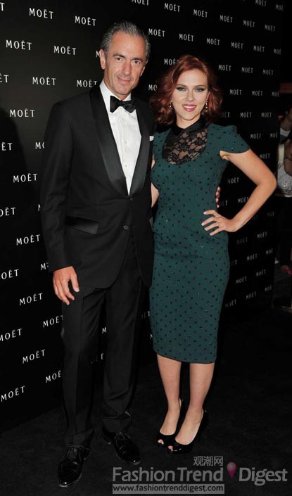 3. 斯嘉麗•約翰遜 (Scarlett Johansson) 絕對是性感與成熟女性的代言人，在上海參加活動的她身著一件Marc Jacobs波爾卡圓點裙和黑色露趾高跟鞋，古著裝上又不失女孩的俏皮感。 