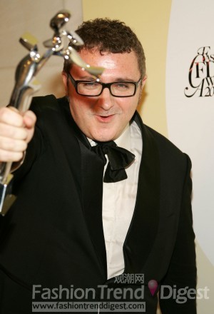 2. 2005-2007 被授予各种奖项<br>
阿尔伯•艾尔巴茨 (Alber Elbaz)在2005年获得了CFDA年度国际设计师奖，2007年对于他来说意义更加重大，他不仅在1月份获得了法国荣誉勋章，同时在5月份被收纳在Time 100个最有影响力的人之一，9月份被授予FIT时装协会奖时装艺术奖。<br>
 