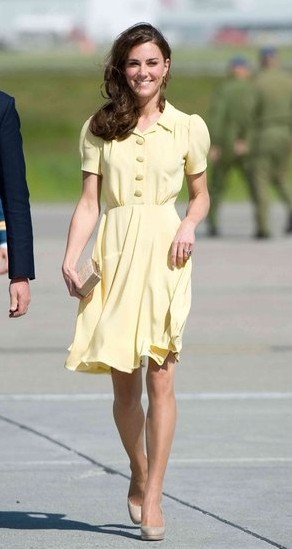 3. 这次凯特米德尔顿(Kate middleton)的造型可谓是相当阳光，这件Jenny Packham黄色连衣裙搭配裸色高跟鞋，穿出了女孩的青春与朝气。 