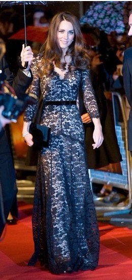 1. 凯特米德尔顿（Kate middleton）穿的是一件Alice Temperley席地蕾丝礼服，优雅中却不失性感。 