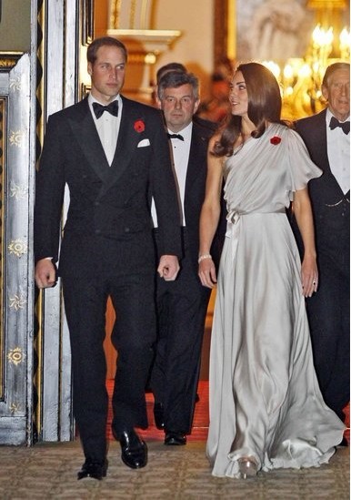 15. 2011年11月凯特米德尔顿(Kate middleton)身着一袭Jenny Packham 不对称灰色调丝绸晚礼服与威廉王子参加纪念国家纪念植物园的晚宴。 