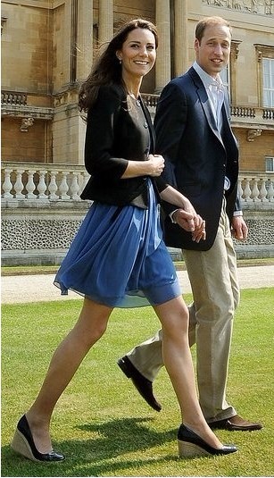 16. 2011年4月，凯特王妃（Kate middleton）身着一件蓝色Zara连衣裙搭配黑色小西服，脚上穿的是一双LK Bennett契型鞋，与威廉王子离开白金汉宫。 