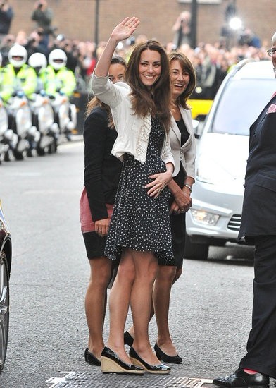 18. 凯特王妃（Kate middleton）穿的是Issa鸟型印花裙搭配白色小外套、黑色Nine West Cheyanne契型高跟鞋。 