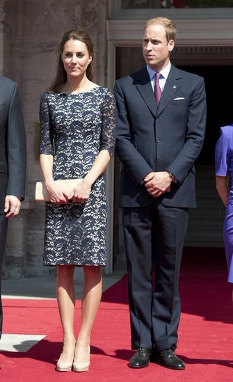 21. Kate middleton身着的是一件2012 Resort Erdem礼服，合身服帖的剪裁One Piece连衣裙完美勾勒凯特的曲线身材，深蓝色的蕾丝钩花贴合具备宫廷古典的优雅感，搭配威廉王子一身正统的西装体现两人默契度十足。 