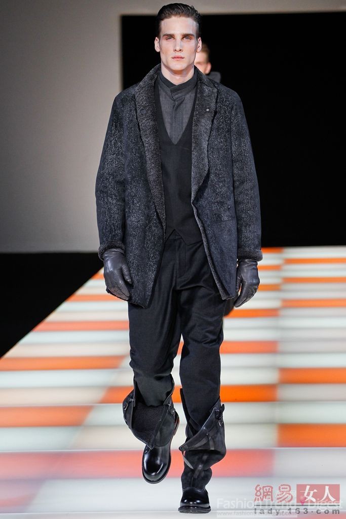 6. 外翻皮靴<br>
Emporio Armani秀場上，傳統的黑色系著裝雖然很正式，但是卻沒有時尚感，毛絨面料的西裝絕對是新時代時尚男性的選擇，不僅有實用性的保暖效果，而且線條感也不是過于太平直，有些自然的曲線，隨意而舒適。尤其故意將一雙軍靴直接翻下來穿，更有一種不羈的街頭風。<br>
 