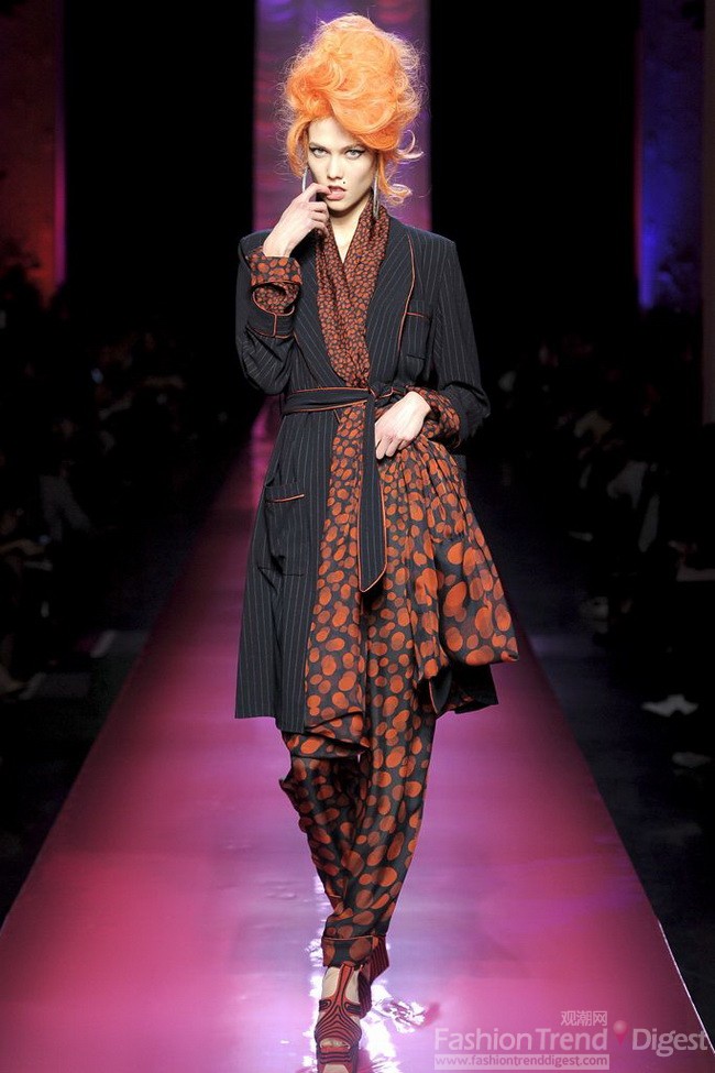 6、<a href=http://www.fashiontrenddigest.com/brand/a/15808-1.shtml target=_blank>Jean Paul Gaultier</a> 灵魂歌后<br>
Jean Paul Gaultier 2012春夏高级定制系列是一场让人怀念的时装秀，用量身定制的夹克和合身的裙子展示对于已故歌手艾米•怀恩豪斯（Amy Winehouse）的怀念。模特都顶着蜂窝头，嘴角点上标志性的黑痣，手叼着烟，吐着性感的烟圈，完全是艾米经典的荧幕造型，算是一场典型的主题秀。<br>
 