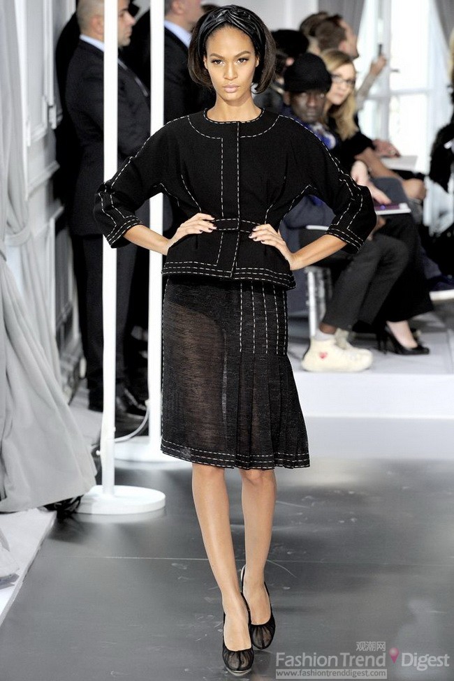 8、<a href=http://www.fashiontrenddigest.com/brand/a/15804-1.shtml target=_blank>christian Dior</a> 奢华贵妇装<br>
christian Dior带给我们依旧是奢华的贵妇装，Dior小姐与生俱来的气质让我们着迷不已，复古圆肩、高腰带、及膝裙等元素依旧是这一季的主流。尤其是这件纱裙有点类似睡衣的宽松感，同时裙边上绣上了漂亮的玫瑰花衬托出清新脱俗的美感，交叉型或斜向下的的领口诠释出不一样的风情。<br>
 