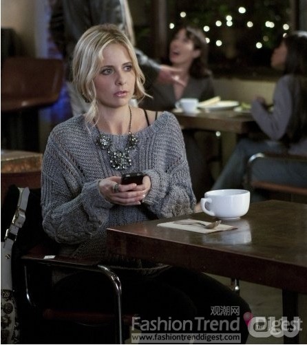 12. 《替身姐妹》<br>
我們喜歡莎拉•米歇爾•蓋拉(Sarah Michelle Gellar)身上這件寬松的藍(lán)色毛衣和夸張的項(xiàng)鏈。<br>
 