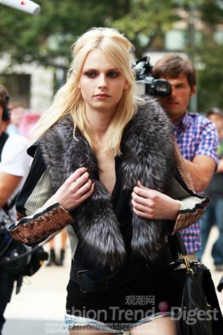 13. 妖孽男模安德烈•佩芝 (Andrej Pejic)比女人還要漂亮，同時(shí)他的穿搭方式也非常女性化。 