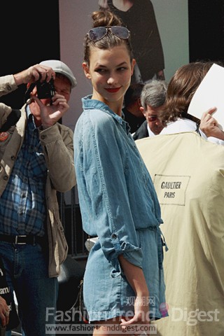 15. 卡莉•克勞斯 (Karlie Kloss) 總是在鏡頭前穿著牛仔裝，這件牛仔連衣褲看似簡單，但卻不失時髦的元素。 