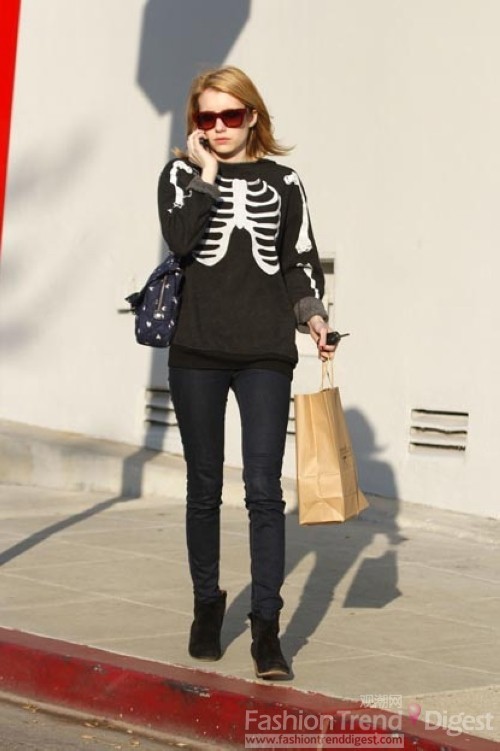 6. 艾瑪•羅斯•羅伯茨（Emma Roberts） 在街頭選擇了一件骷髏圖案的黑色上衣搭配牛仔褲、黑色及踝靴，還真是有點像過萬圣節的感覺。 