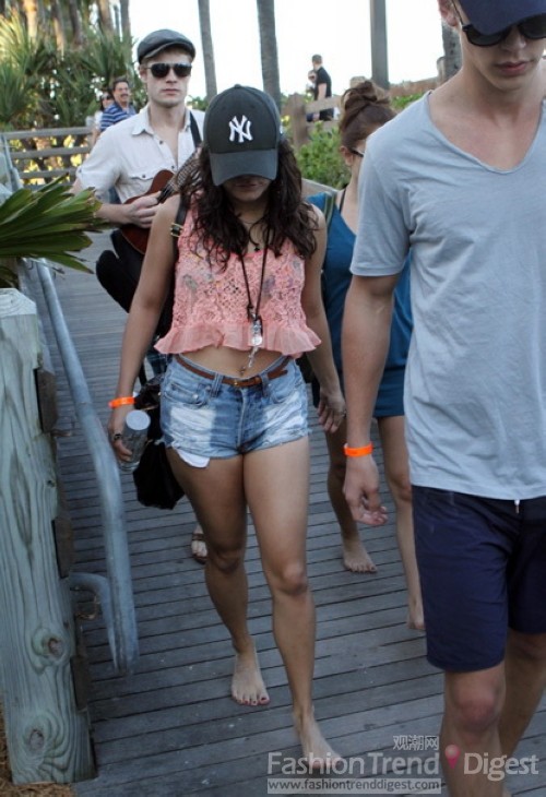 10. 這周凡妮莎•哈金斯 (Vanessa Hudgens)來到邁阿密度假，她選擇了一件粉色露臍裝和牛仔熱褲，在穿著上并沒有給人意外的驚喜，而是以一種舒適的穿著為主。 