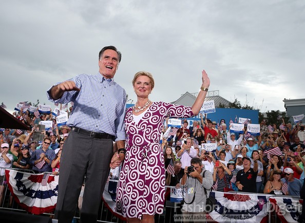 13. 米特•罗姆尼（Mitt Romney）和妻子安•罗姆尼（Ann Romney）在广场上谢谢他们的支持者，丈夫是一件蓝色衬衫搭配西裤，而妻子选择的是一件印花连衣裙，非常具有时尚气息。