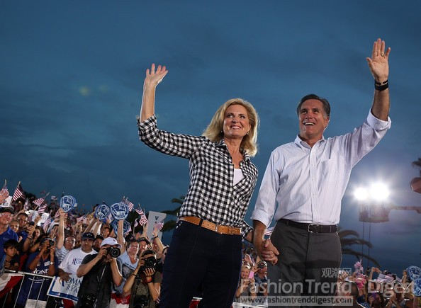 15. 米特•罗姆尼（Mitt Romney）和妻子安•罗姆尼（Ann Romney）以休闲装出席，妻子则是身着黑白格纹衬衫搭配黑色长裤，丈夫也是非常简单的搭配。