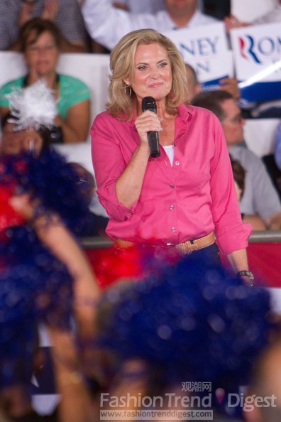 16. 安•罗姆尼（Ann Romney）偶尔也会选择艳色，这件玫红色衬衫让她有了好气色。