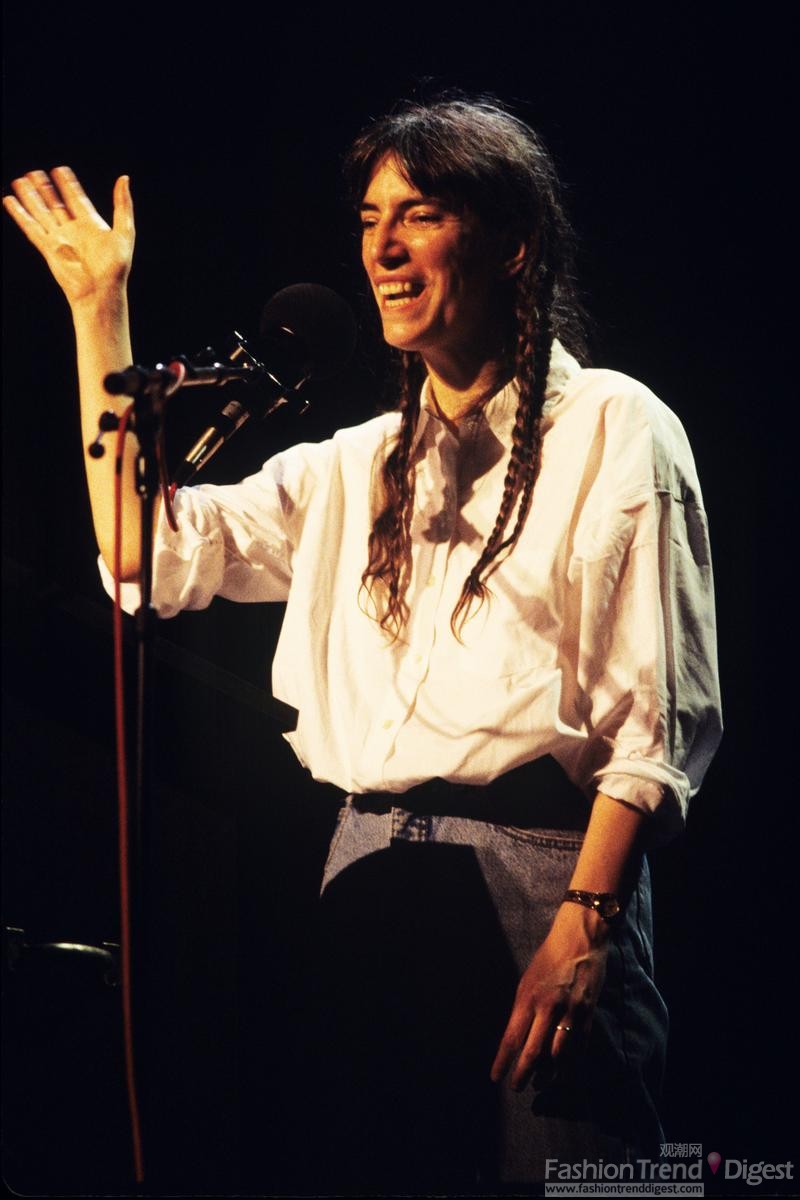 9. 1993年7月佩蒂.史密斯（Patti Smith）在纽约中央公园演唱。