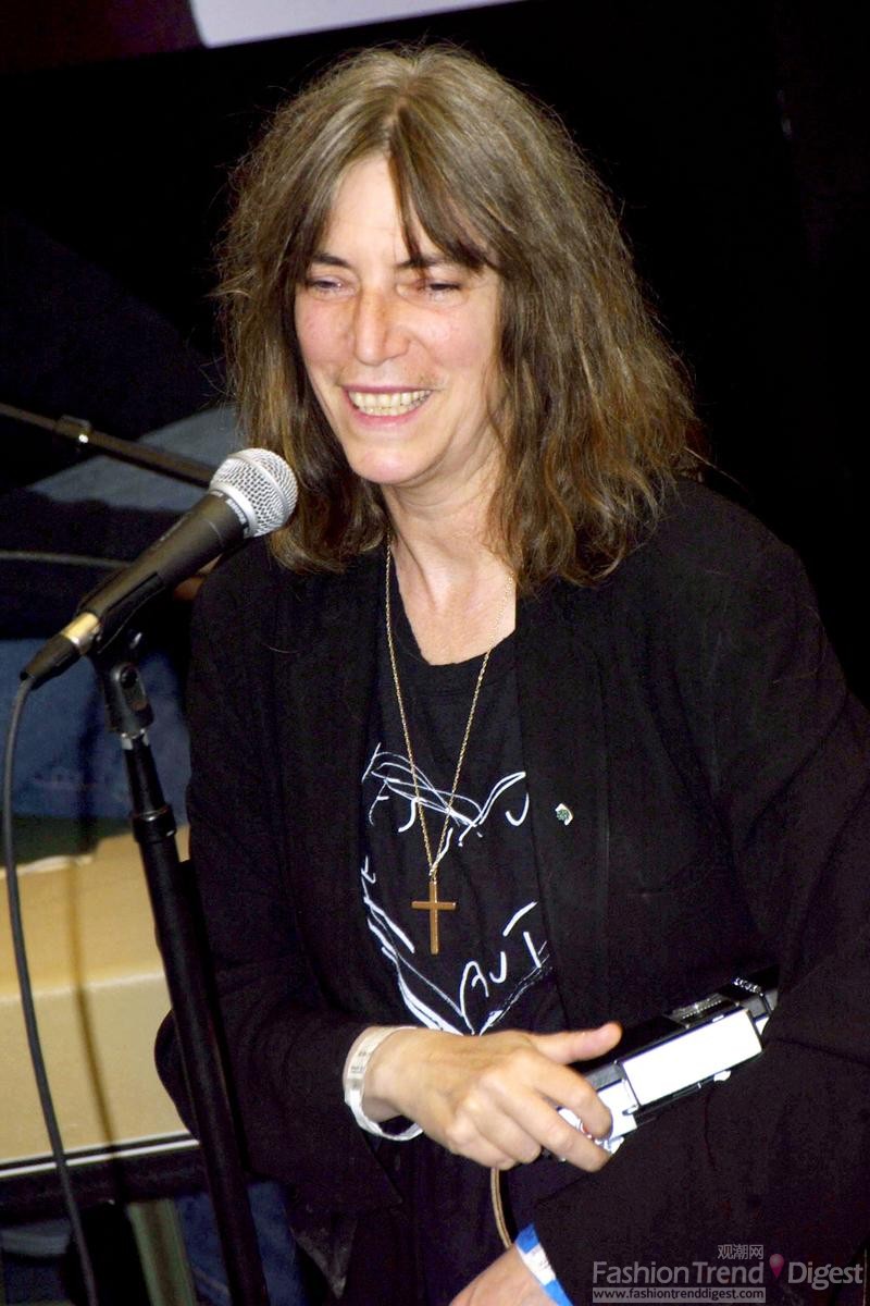 12. 2005年11月，佩蒂.史密斯（Patti Smith）喜欢穿黑色西装。