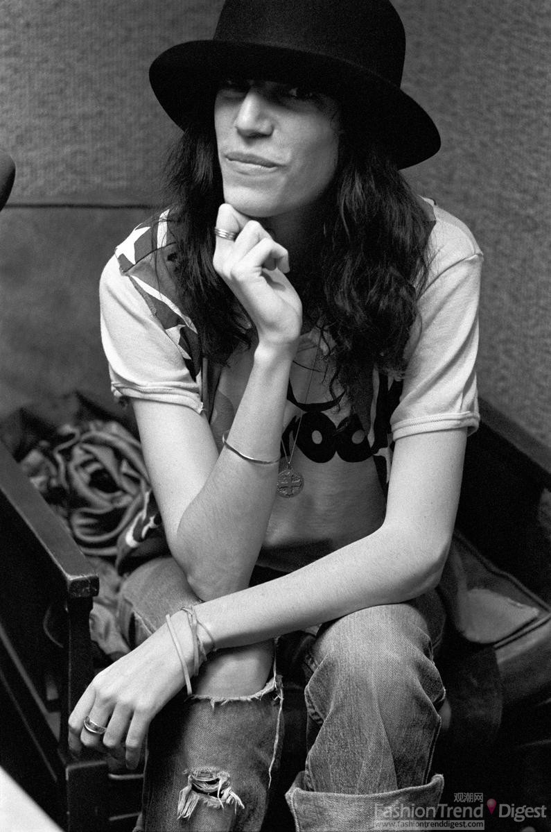 6.  1978年佩蒂.史密斯（Patti Smith）戴上帽子，留着黑色长发，穿上破洞牛仔裤，更像是一位西部牛仔女郎。